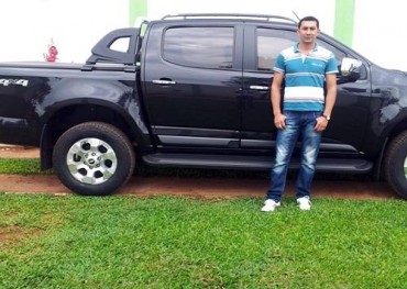 Suboficial gana G. 4.500.000 y ostenta una lujosa camioneta