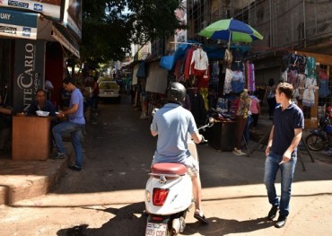 Centro de CDE: hay cada vez menos espacio para caminar
