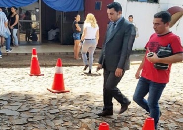 Como policía hace alcotest, como abogado defiende a infractores
