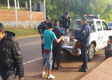 Policías invitan chipa con cocido a indígenas