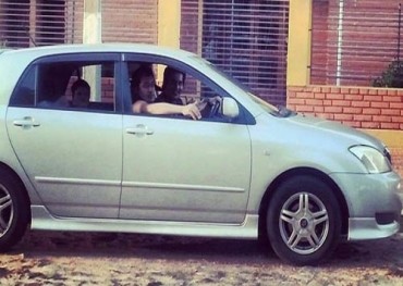 Joven es asaltada y el solitario ladrón le roba el auto