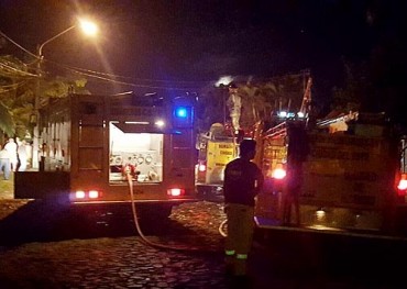 Vehículos se incendian en un Lavadero