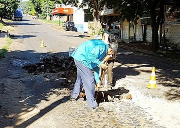 Hartos de esperar a la comuna, vecinos reparan calles de CDE
