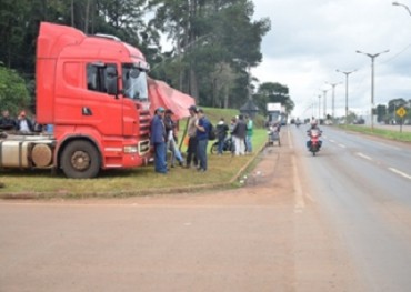 Camioneros continúan con la medida de fuerza