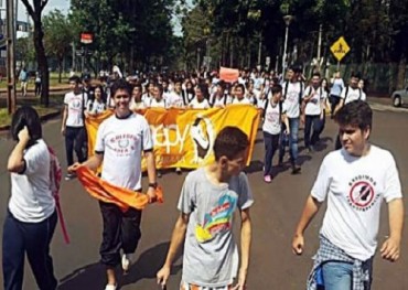 Estudiantes secundarios salen a las calles en el Este y exigen destitución de ministra Lafuente