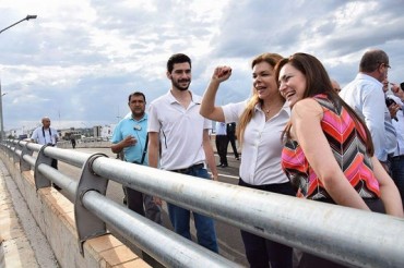 Sandra alardea con viaductos antes de su inauguración