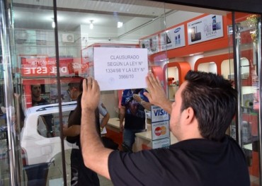 Clausuran local comercial que estafó a dos turistas 