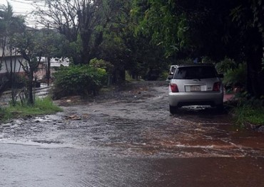Che la Reina se inunda con cada lluvia y los moradores son abandonados por las autoridades