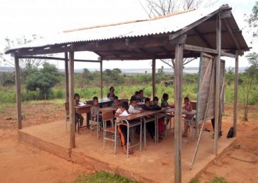 Más escuelas amenazadas con cerrarse por falta de alumnos