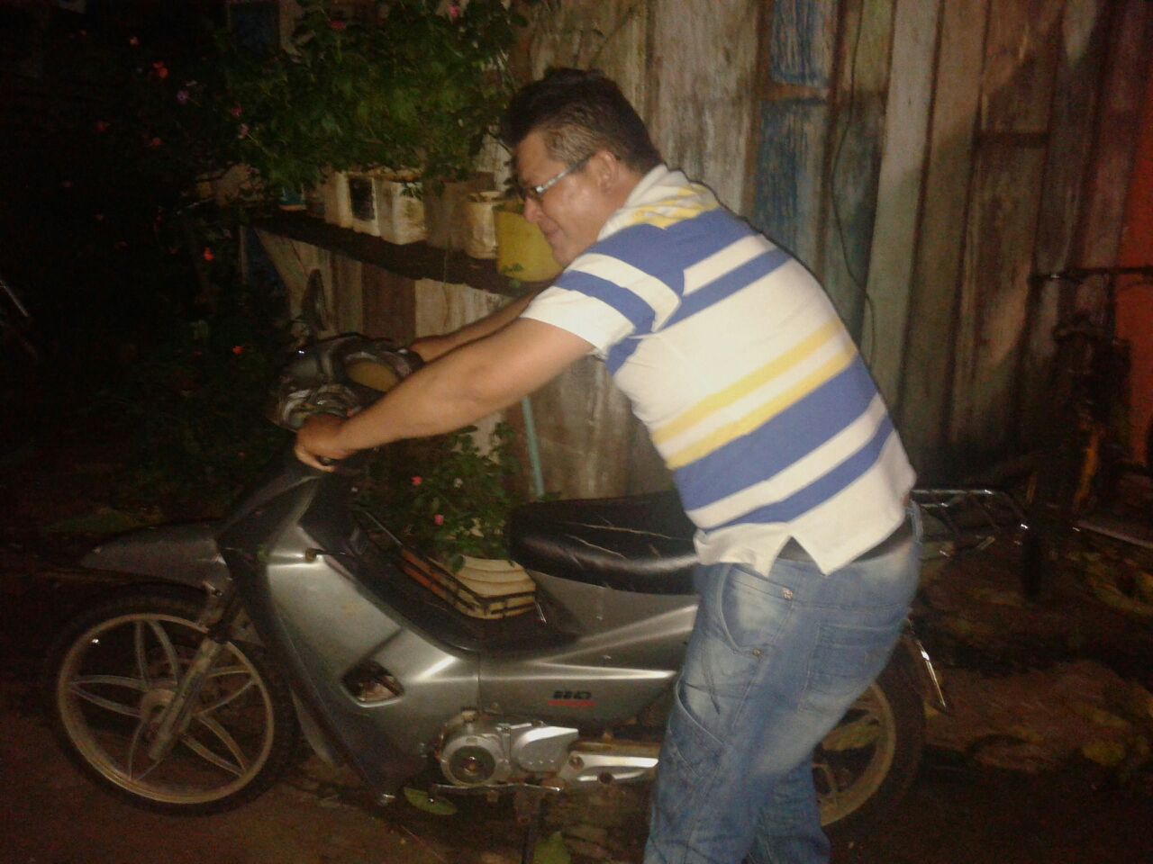 Elvio se percató que un ladrón se llevaba la moto y gritó para alertar a sus parientes.